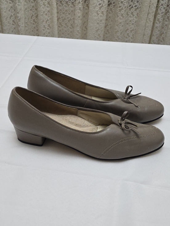 Footthrills Shoes - Vintage FootThrills Leather Low Pumps Taupe Grey Bow Wingtip Size 9 2W USA